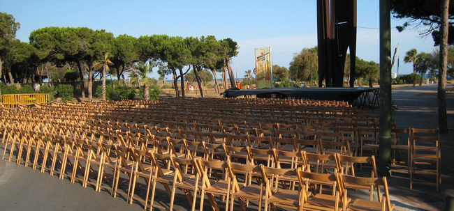 Sillas y escenario para la cantada de habaneras instalados en la avenida del mar de Gav� Mar (A�o 2007)